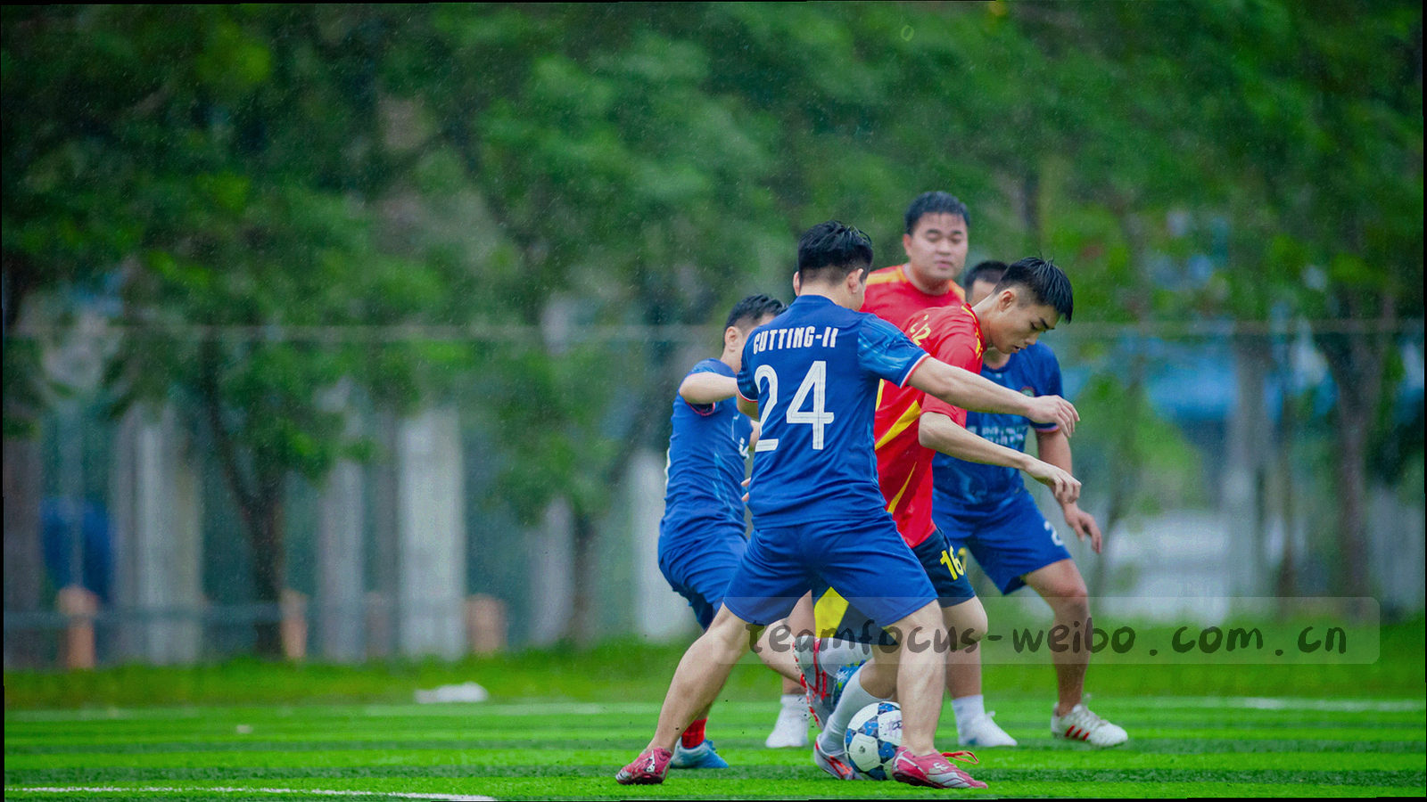抽象数据流线与球场线条交织的合作主题氛围图